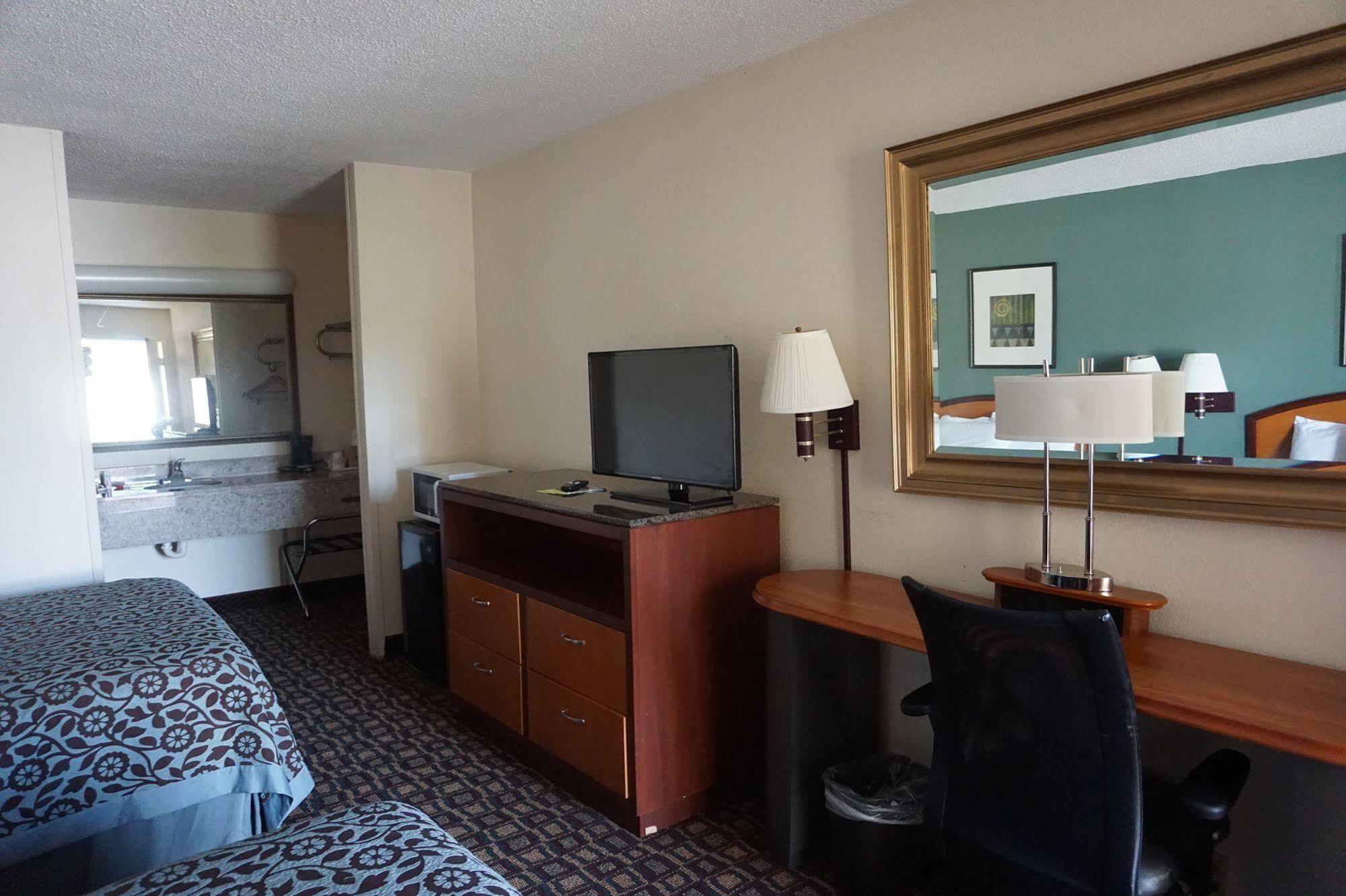 Days Inn By Wyndham Augusta Wheeler Road Exteriör bild