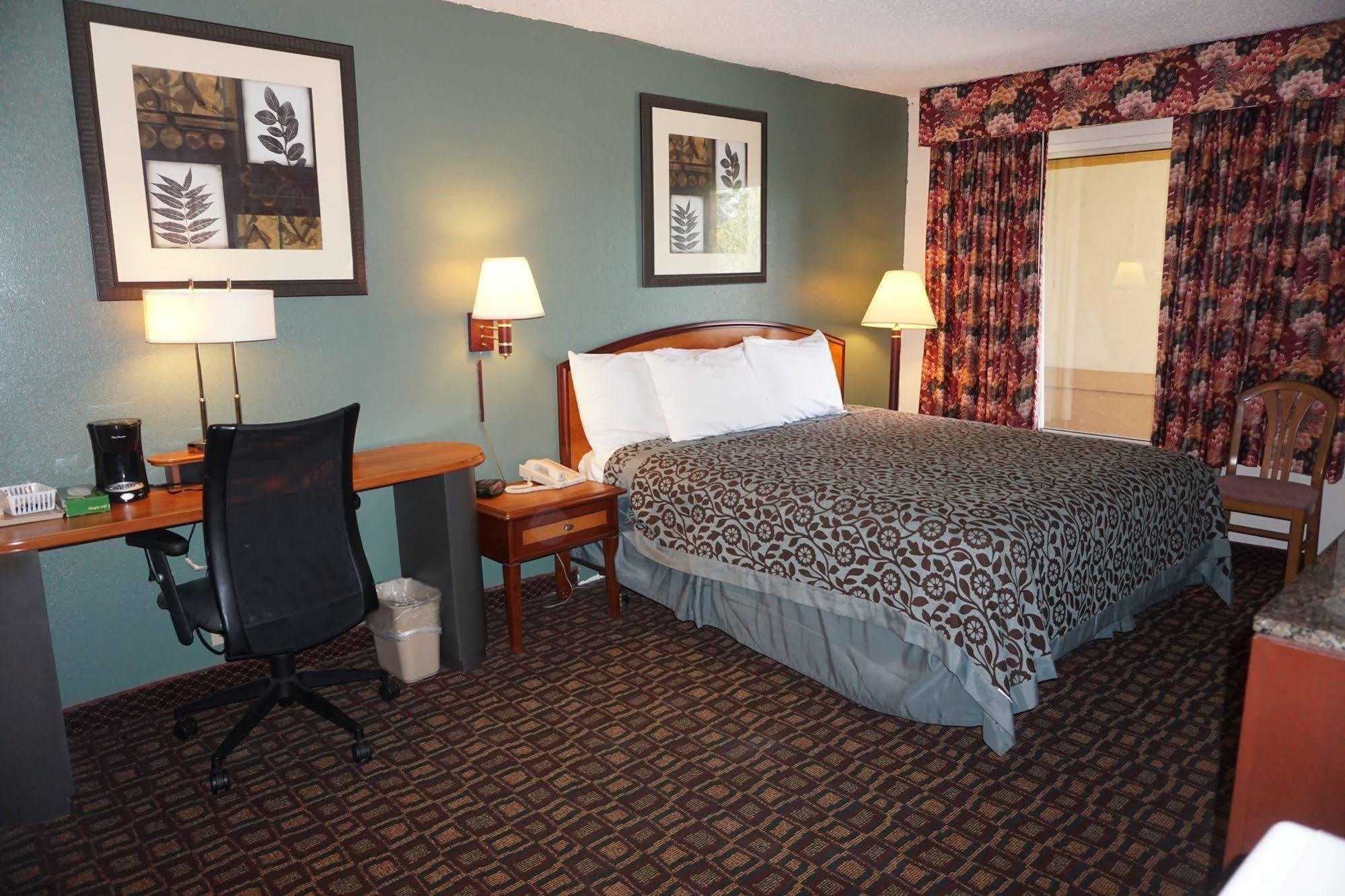 Days Inn By Wyndham Augusta Wheeler Road Exteriör bild